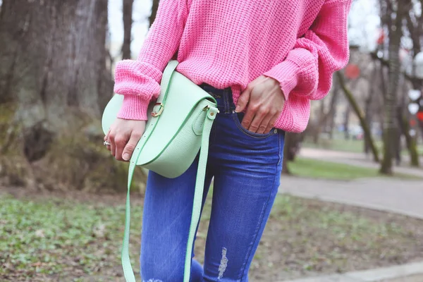 Mujer en jeans azules y jersey cálido — Foto de Stock