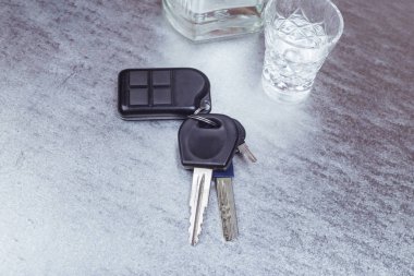 Arabanın anahtarlarını ve votka cam