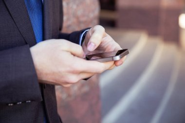 İşadamı Smartphone'da bir mesaj yazma