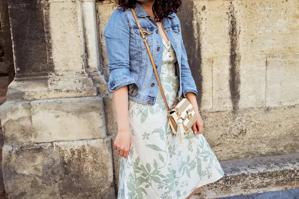 Женщина в платье с сумочкой на прогулке по городу — стоковое фото
