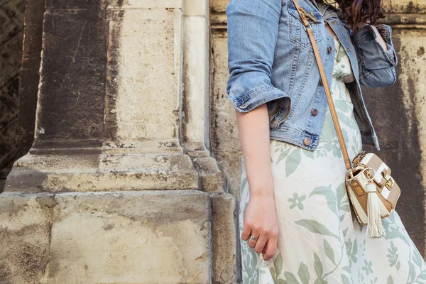 Mulher de vestido com bolsa na caminhada na cidade — Fotografia de Stock