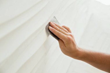 Ana sıvacı gy arasında zımpara kağıdı ile belgili tanımlık dikiş yeri düzeltir