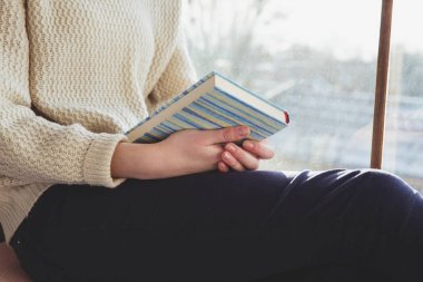 kitap ile genç kız öğrenci