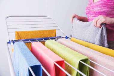 Kadınların elleri ve ıslak giysileri