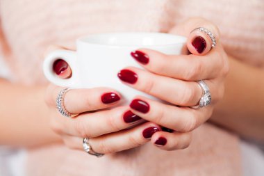 Bir fincan kahve tutan eller closeup önden görünümü