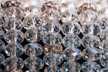 Güzel ve zarif el yapımı mücevher kolye ve renkli parlak boncuklar. Moda ve el işi aksesuarları. Soyut bulanık arkaplan üzerine yumuşak seçici odak ile sanat yakın plan