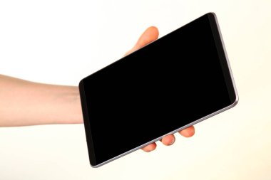 İnsan eli, avucunda boş bir krom ekran olan modern bir akıllı telefonu tutar. Teknoloji ve reklam kavramı. Ayrıntılı yakın çekim stüdyo çekimi soyut beyaz arka planda izole