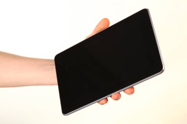 İnsan eli, avucunda boş bir krom ekran olan modern bir akıllı telefonu tutar. Teknoloji ve reklam kavramı. Ayrıntılı yakın çekim stüdyo çekimi soyut beyaz arka planda izole