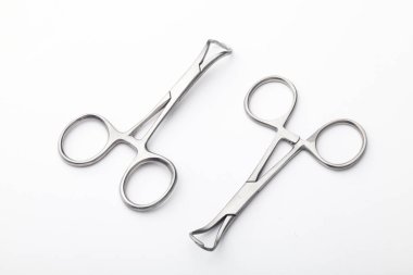 Çelik cerrahi aletler ve laboratuvar ekipmanları beyaz arka planda izole edilmiş. Profesyonel klinik aletleri. Tıbbi, cerrahi, ambulans ve veteriner konsepti. Yumuşak seçici odaklı yakın plan