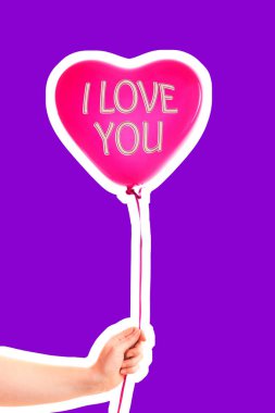 Kadın eli kırmızı kauçuk, şişme kalp şeklinde balon tutuyor. Aşk, ilişki, sevgililer günü ve doğum günü kutlaması konsepti. Boş kopya alanı olan dergi tarzı moda kolajı