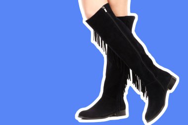 Bayan giysi ayakkabısı. Uzun ince kadın bacakları uzun deri çizmeler giyer. Fotokopi alanı olan moda modeli. Klasik ve günlük kıyafet konsepti. Ayrıntılı yakın çekim stüdyo çekimi. Dergi tarzı moda kolajı