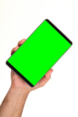 İnsan eli, avucunda boş bir krom ekran olan modern bir akıllı telefonu tutar. Teknoloji ve reklam kavramı. Ayrıntılı yakın çekim stüdyo çekimi soyut beyaz arka planda izole