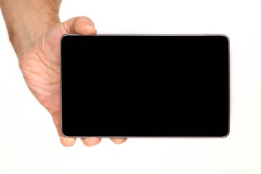 İnsan eli, avucunda boş bir krom ekran olan modern bir akıllı telefonu tutar. Teknoloji ve reklam kavramı. Ayrıntılı yakın çekim stüdyo çekimi soyut beyaz arka planda izole