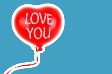 Kırmızı lastik şişme kalp şeklinde balon. Aşk, ilişki, sevgililer günü ve doğum günü kutlaması konsepti. Boş kopya alanı olan dergi tarzı moda kolajı