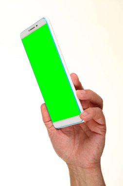 İnsan eli, avucunda boş bir krom ekran olan modern bir akıllı telefonu tutar. Teknoloji ve reklam kavramı. Ayrıntılı yakın çekim stüdyo çekimi soyut beyaz arka planda izole