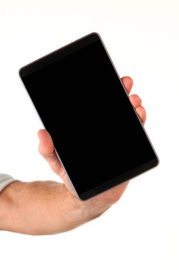 İnsan eli, avucunda boş bir krom ekran olan modern bir akıllı telefonu tutar. Teknoloji ve reklam kavramı. Ayrıntılı yakın çekim stüdyo çekimi soyut beyaz arka planda izole