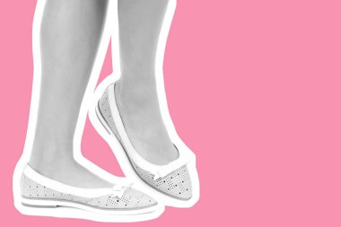 Bayan giysi ayakkabısı. Düşük deri ayakkabılar giyen uzun ince kadın bacağı. Fotokopi alanı olan moda modeli. Klasik ve günlük kıyafet konsepti. Ayrıntılı yakın çekim stüdyo çekimi. Dergi tarzı moda kolajı