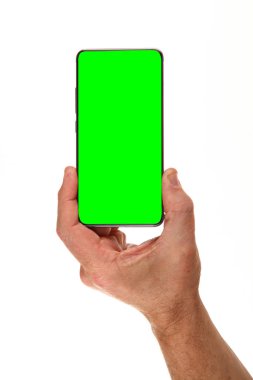 İnsan eli, avucunda boş bir krom ekran olan modern bir akıllı telefonu tutar. Teknoloji ve reklam kavramı. Ayrıntılı yakın çekim stüdyo çekimi soyut beyaz arka planda izole