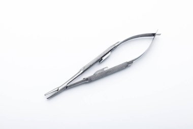 Çelik cerrahi aletler ve laboratuvar ekipmanları beyaz arka planda izole edilmiş. Profesyonel klinik aletleri. Tıbbi, cerrahi, ambulans ve veteriner konsepti. Yumuşak seçici odaklı yakın plan