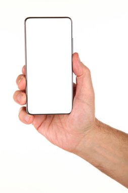 İnsan eli, avucunda boş bir krom ekran olan modern bir akıllı telefonu tutar. Teknoloji ve reklam kavramı. Ayrıntılı yakın çekim stüdyo çekimi soyut beyaz arka planda izole