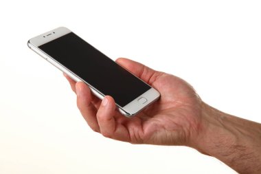 İnsan eli, avucunda boş bir krom ekran olan modern bir akıllı telefonu tutar. Teknoloji ve reklam kavramı. Ayrıntılı yakın çekim stüdyo çekimi soyut beyaz arka planda izole