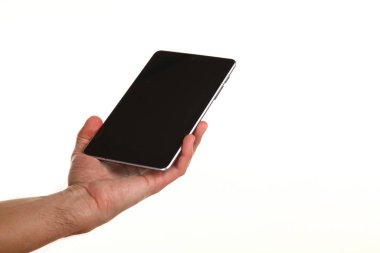 İnsan eli, avucunda boş bir krom ekran olan modern bir akıllı telefonu tutar. Teknoloji ve reklam kavramı. Ayrıntılı yakın çekim stüdyo çekimi soyut beyaz arka planda izole