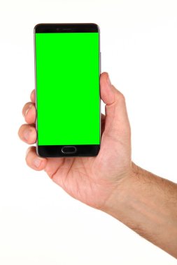 İnsan eli, avucunda boş bir krom ekran olan modern bir akıllı telefonu tutar. Teknoloji ve reklam kavramı. Ayrıntılı yakın çekim stüdyo çekimi soyut beyaz arka planda izole