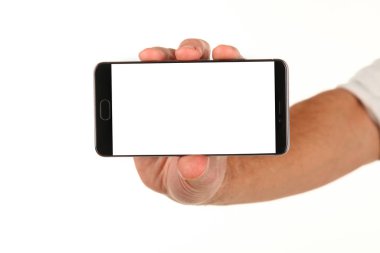 İnsan eli, avucunda boş bir krom ekran olan modern bir akıllı telefonu tutar. Teknoloji ve reklam kavramı. Ayrıntılı yakın çekim stüdyo çekimi soyut beyaz arka planda izole