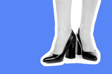 Bayan giysi ayakkabısı. Yüksek topuklu ayakkabı giyen uzun ince kadın bacakları. Fotokopi alanı olan moda modeli. Klasik ve günlük kıyafet konsepti. Ayrıntılı yakın çekim stüdyo çekimi. Dergi tarzı moda kolajı