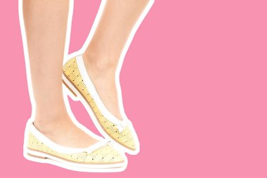 Bayan giysi ayakkabısı. Düşük deri ayakkabılar giyen uzun ince kadın bacakları. Fotokopi alanı olan moda modeli. Klasik ve günlük kıyafet konsepti. Detaylı yakın çekim stüdyo çekimi Magazin tarzı moda kolajı