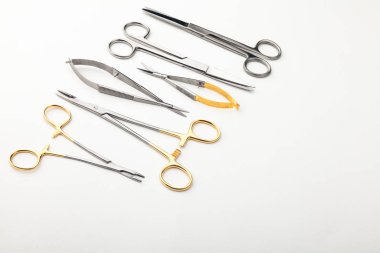 Çelik cerrahi aletler ve laboratuvar ekipmanları beyaz arka planda izole edilmiş. Profesyonel klinik aletleri. Tıbbi, cerrahi, ambulans ve veteriner konsepti. Yumuşak seçici odaklı yakın plan