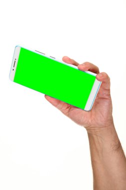 İnsan eli, avucunda boş bir krom ekran olan modern bir akıllı telefonu tutar. Teknoloji ve reklam kavramı. Ayrıntılı yakın çekim stüdyo çekimi soyut beyaz arka planda izole