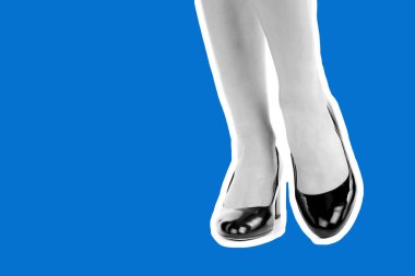 Bayan giysi ayakkabısı. Uzun ince kadın bacakları yüksek topuklu ayakkabı giyer. Fotokopi alanı olan moda modeli. Klasik ve günlük kıyafet konsepti. Ayrıntılı yakın çekim stüdyo çekimi. Dergi tarzı moda kolajı