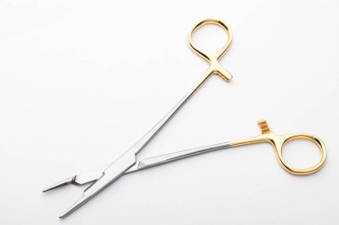 Çelik cerrahi aletler ve laboratuvar ekipmanları beyaz arka planda izole edilmiş. Profesyonel klinik aletleri. Tıbbi, cerrahi, ambulans ve veteriner konsepti. Yumuşak seçici odaklı yakın plan