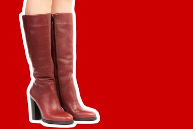 Bayan giysi ayakkabısı. Uzun ince kadın bacakları yüksek topuklu uzun çizme giyer. Fotokopi alanı olan moda modeli. Klasik ve günlük kıyafet konsepti. Ayrıntılı yakın çekim stüdyo çekimi. Dergi tarzı moda kolajı