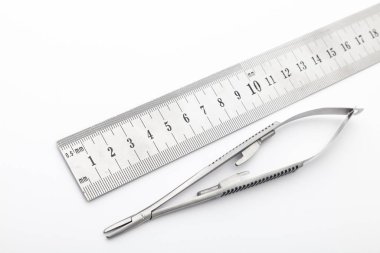 Çelik cerrahi aletler ve laboratuvar ekipmanları beyaz arka planda izole edilmiş. Profesyonel klinik aletleri. Tıbbi, cerrahi, ambulans ve veteriner konsepti. Yumuşak seçici odaklı yakın plan