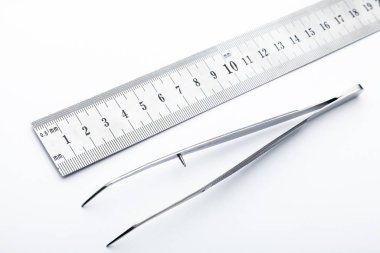 Çelik cerrahi aletler ve laboratuvar ekipmanları beyaz arka planda izole edilmiş. Profesyonel klinik aletleri. Tıbbi, cerrahi, ambulans ve veteriner konsepti. Yumuşak seçici odaklı yakın plan