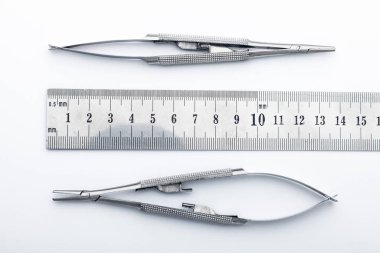 Çelik cerrahi aletler ve laboratuvar ekipmanları beyaz arka planda izole edilmiş. Profesyonel klinik aletleri. Tıbbi, cerrahi, ambulans ve veteriner konsepti. Yumuşak seçici odaklı yakın plan