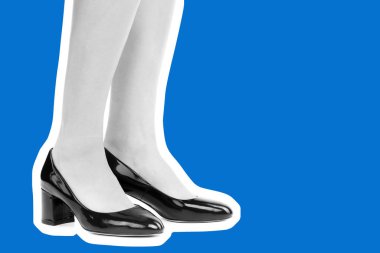 Bayan giysi ayakkabısı. Uzun ince kadın bacakları yüksek topuklu ayakkabı giyiyor. Fotokopi alanı olan moda modeli. Klasik ve günlük kıyafet konsepti. Ayrıntılı yakın çekim stüdyo çekimi. Dergi tarzı moda kolajı