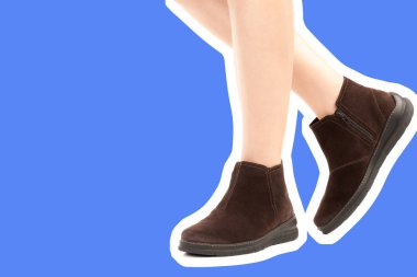 Bayan giysi ayakkabısı. Düşük deri ayakkabılar giyen uzun ince kadın bacakları. Fotokopi alanı olan moda modeli. Klasik ve günlük kıyafet konsepti. Ayrıntılı yakın çekim stüdyo çekimi. Dergi tarzı moda kolajı