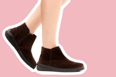 Bayan giysi ayakkabısı. Düşük deri ayakkabılar giyen uzun ince kadın bacağı. Fotokopi alanı olan moda modeli. Klasik ve günlük kıyafet konsepti. Ayrıntılı yakın çekim stüdyo çekimi. Dergi tarzı moda kolajı