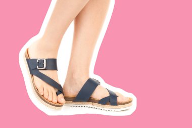 Bayan giysi ayakkabısı. Deri sandalet giyen uzun ince kadın bacakları. Fotokopi alanı olan moda modeli. Klasik ve günlük kıyafet konsepti. Ayrıntılı yakın çekim stüdyo çekimi. Dergi tarzı moda kolajı