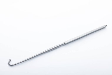 Çelik cerrahi aletler ve laboratuvar ekipmanları beyaz arka planda izole edilmiş. Profesyonel klinik aletleri. Tıbbi, cerrahi, ambulans ve veteriner konsepti. Yumuşak seçici odaklı yakın plan