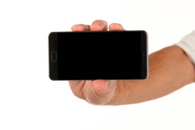İnsan eli, avucunda boş bir krom ekran olan modern bir akıllı telefonu tutar. Teknoloji ve reklam kavramı. Ayrıntılı yakın çekim stüdyo çekimi soyut beyaz arka planda izole