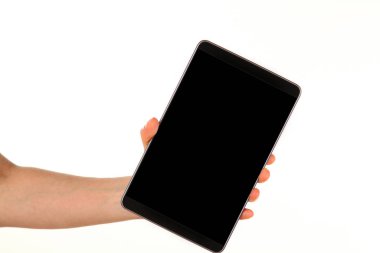 İnsan eli, avucunda boş bir krom ekran olan modern bir akıllı telefonu tutar. Teknoloji ve reklam kavramı. Ayrıntılı yakın çekim stüdyo çekimi soyut beyaz arka planda izole