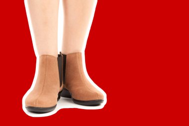 Bayan giysi ayakkabısı. Uzun ince dişinin bacakları düşük deri ayakkabı giyer. Fotokopi alanı olan moda modeli. Klasik ve günlük kıyafet konsepti. Ayrıntılı yakın çekim stüdyo çekimi. Dergi tarzı moda kolajı