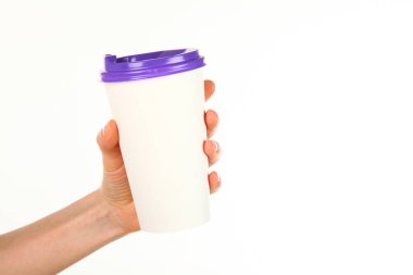 İnsan eli plastik kapaklı boş bir kahve fincanı tutar. Tek kullanımlık fincana çay ya da kahve konsepti. Metin veya logo için yeri ve yeri kopyala. Beyaz bir arkaplanda izole edilmiş