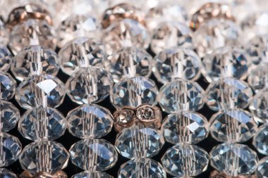 Güzel ve zarif el yapımı mücevher kolye ve renkli parlak boncuklar. Moda ve el işi aksesuarları. Soyut bulanık arkaplan üzerine yumuşak seçici odak ile sanat yakın plan