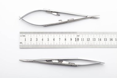 Çelik cerrahi aletler ve laboratuvar ekipmanları beyaz arka planda izole edilmiş. Profesyonel klinik aletleri. Tıbbi, cerrahi, ambulans ve veteriner konsepti. Yumuşak seçici odaklı yakın plan