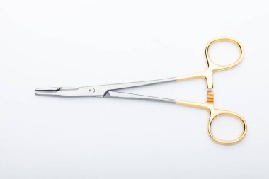 Çelik cerrahi aletler ve laboratuvar ekipmanları beyaz arka planda izole edilmiş. Profesyonel klinik aletleri. Tıbbi, cerrahi, ambulans ve veteriner konsepti. Yumuşak seçici odaklı yakın plan